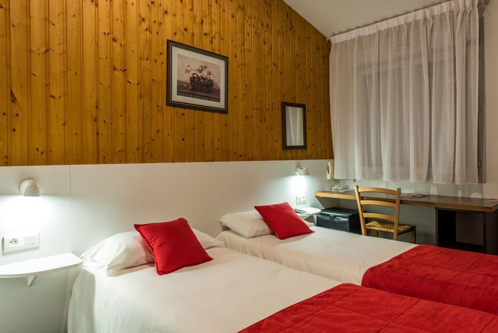 Fasthotel Thones Exterior photo