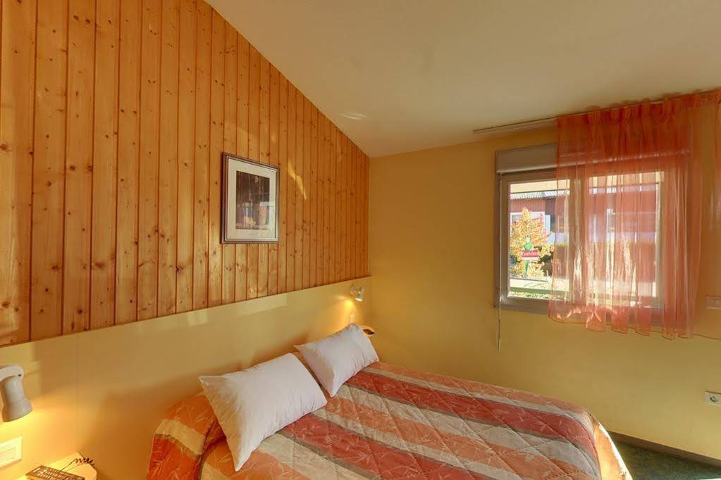 Fasthotel Thones Exterior photo