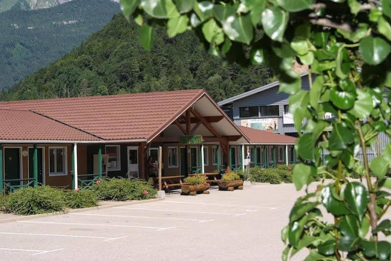 Fasthotel Thones Exterior photo